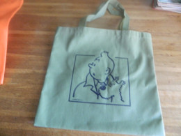Delcampe - TINTIN +HERGE: SAC TINTIN EN TISSU DE 43 CM X 39,5 CM  DE 2011 DE COULEUR VERT KAKI ETAT NEUF - Autres & Non Classés
