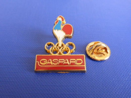 Delcampe - Pin's Gaspard Rouge JO Jeux Olympiques Albertville 92 - Anneaux Hiver 1992 - Coq Sportif Tricolore - Zamac (PG47) - Jeux Olympiques