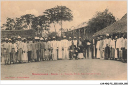 Delcampe - CAR-ABQP11-0791-MADAGASCAR - MADAGASCAR - Nord - Tsialana - Roi Des Antankara Et Sa Suite - Madagaskar