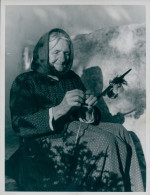 Delcampe - Foto, Alte Frau Mit Einer Spindel, Portrait - Other & Unclassified