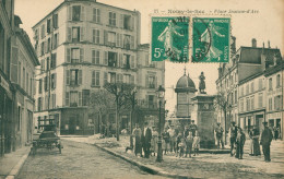 Delcampe - NOISY LE SEC * PLACE ET FONTAINE JEANNE D'ARC * VILLAGEOIS * BELLE ANIMATION * 1910 - Noisy Le Sec