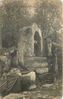 Delcampe - CPA Bretagne Le Puits Du Village Folklore - Saint-Thégonnec
