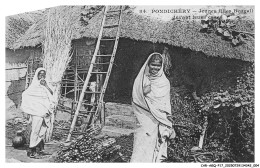 Delcampe - CAR-AGQP17-0915-INDES - PONDICHERY - Jeunes Filles Bengali Devant Leurs Cases - Indien