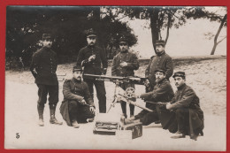 Delcampe - MILITARIA - CARTE PHOTO DE MILITAIRES AVEC MITRAILLEUSE A IDENTIFIER - PAS DE NUMERO SUR LE COL DES MILITAIRES - Materiale