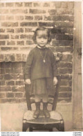 Delcampe - ENFANTS - S36771 - Carte Photo - Portait D'une Fillette Posant Debout Sur Une Chaise Pour La Photo - Abbildungen