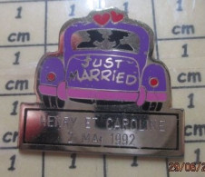 Delcampe - Pin313e   VOITURE MAUVE JUST MARRIED MARIAGE HENRY ET CAROLINE 2 MAI 1992 - Autres & Non Classés