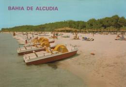 Delcampe - ESPAÑA Alcudia Playa Bahía Con Barcos Pedales Y Bañistas #PBD394 - Mallorca