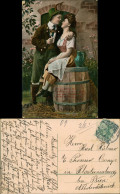 Delcampe - Ansichtskarte  Liebe Liebespaar Love In Tracht Auf Weinfass Im Keller 1909 - Koppels