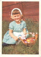 Delcampe - A6314 Osterkarte - Mädchen Cu Osterkorb / Ostereier / Vintage Foto C. 1960 - Ostern