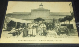 Delcampe - STE HERMINE *-  Les Halles- Un Jour De Marché - Sainte Hermine