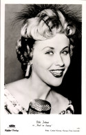 Delcampe - CPA Schauspielerin Und Sängerin Bibi Johns, Portrait, Autogramm, Film Ball Im Savoy - Schauspieler