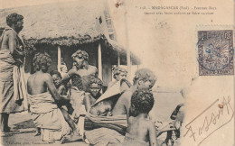 Delcampe - Madagascar, Femmes Bara Venant Avec Leurs Enfants Se Faire Vacciner - Timbre Colonie - Madagaskar