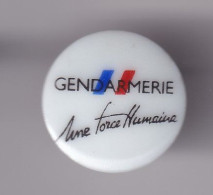 Delcampe - Pin's En Porcelaine Thosca Limoges Gendarmerie Une Force Humaine Réf 8485 - Army
