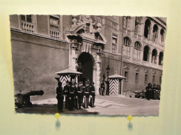 Delcampe - Monaco - Les Carabiniers De S A S Le Prince De Monaco Devant L'Entrée Du Palais - Fürstenpalast