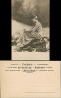 Delcampe - Ansichtskarte  Menschen Soziales Leben - Frau Sitzt Verträumt Auf Stein 1912 - People