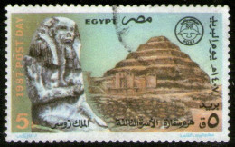Delcampe - EGIPTO Serie Completa X 1 Sello Usado DÍA DEL CORREO = PIRÁMIDE DE SAQQARAH = FARAÓN DJESER Año 1987 - Oblitérés