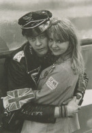Delcampe - Finland Vesa Hannuuksela Halaus Embrace 1981 Punk Couple Wam Unposted #SDS119 - Werbepostkarten