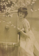 Delcampe - Finland Vintage Style Portrait Woman By Fountain Flowering Unposted #SDS113 - Werbepostkarten