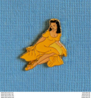 Delcampe - 1 PIN'S //  ** CHARMANTE JEUNE-FILLE VETUE EN JAUNE ** - Pin-ups