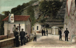Delcampe - CPA Douanes Menton Douaniers Francais Et Italiens A La Frontiere - Politie-Rijkswacht