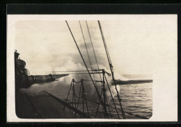 Delcampe - Foto-AK Kriegsschiff Feuert Einen Torpedo - Warships