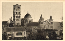 Delcampe - CPA Angouleme Charente Cathedrale Saint Pierre Monument Hist - Angouleme