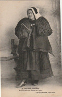 Delcampe - Z++17-(85) COSTUME VENDEEN - MARAICHINE AVEC MANTE ET CAPOTE - FEMME EN TENUE TRADITIONNELLE  - 2 SCANS - Kostums