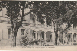 Delcampe - Z++11-(82) FACADE PRINCIPALE DE L' HOPITAL HOSPICE DE VALENCE - ANIMATION - AUTOMOBILE - 2 SCANS - Valence