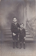 Delcampe - Z+55- PORTRAIT JEUNES GARCONS DEVANT ESCALIER -  PHOT. KOPP , MALAKOFF (92) - Abbildungen