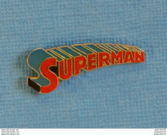 Delcampe - 1 PIN'S //  ** RELIEF / SUPERMAN ** - Cine
