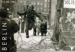 Delcampe - 1 AK Germany / Berlin * Conrad Schumann - Das Foto Am 15.08.1961 "Sprung In Die Freiheit über Eine Stacheldrahtrolle" - Mitte