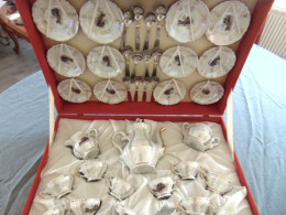 Delcampe - Service à Café En Porcelaine Italienne (1950–1970) – Décor Romantique XIXᵉ – Lustre Nacré – Complet 12 Pers. + écrin - Tasas
