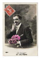 Delcampe - CPA FANTAISIE / JEUNE HOMME - UN BAISER ET CES FLEURS - Männer
