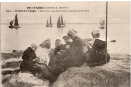 Delcampe - 29-BRETAGNE CONCARNEAU SARDINIERES ATTENDANT L'ARRIVEE DES BATEAUX DE PECHE ANIMEE - Concarneau