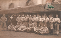 Delcampe - Carte-PHOTO - SOLDATS Photographiés Dans La Cour De Caserne - Corvée D'épluchage De Pommes De Terre ... - Kasernen