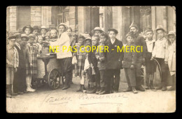 Delcampe - 55 - COMMERCY - PLACE DES CHANOINES - MARCHAND DE GLACES - CARTE PHOTO ORIGINALE - VOIR ETAT - Commercy