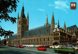 Delcampe - CPM - IEPER - Halles Aux Draps-Beffroi (XIIlème Siècle) (voitures B.plan) - Edition Cypra - Ieper