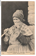 Delcampe - AVYP6-0359-REGIONS - Coutumes - Moeurs Et Costumes Bretons - Femme Allumant Sa Pipe /B - Bretagne