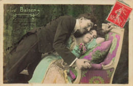 Delcampe - LE BAISER UN HOMME AVACHI SUR UNE FEMME SOURIANTE - Paare