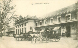 Delcampe - Superbe CPA Avignon - La Gare Et Ses Diligences Hippomobiles - Animation 1918 - Non Classés