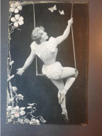 Delcampe - CPA Acrobatie / Cirque - Jeune Femme Sur Balançoire Trapèze & Papillons - Éd. Alterocca Terni - Zirkus