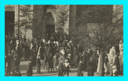 Delcampe - A952 / 581 Carte Photo ! Devant Une Eglise Groupe Homme Femme Enfant - Fotografie