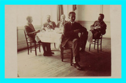 Delcampe - A952 / 599 Carte Photo ! Homme Autour D'une Table - Fotografie