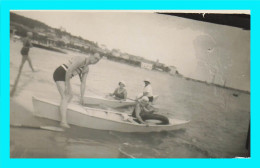 Delcampe - A952 / 537 Carte Photo ! Bord De Mer - Petit Bateau Type Kayak - Fotografie