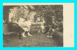 Delcampe - A952 / 601 Carte Photo ! Dans Un Parc Ou Jardin - Homme Et Femme - Fotografie