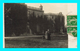 Delcampe - A952 / 477 Carte Photo ! A Situer - Femme Et Enfant Devant Une Maison - Demeure - Fotografie