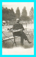 Delcampe - A952 / 731 Carte Photo ! Homme Assis à Table - Fotografie