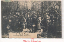 Delcampe - VOIRON : 1er Mai, Gréviste Se Rendant à La Conférence En Plein Air - Tres Bon Etat - Voiron