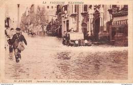 Delcampe - Rare & Spectaculaire ! CPA Avignon : Inondations De 1935 - Rue De La République - Animée - Automobile - Avignon