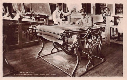 Delcampe - Carte Postale 60. Beauvais Les Tissage  Le Métier De Basse-tisse    Très Beau Plan - Beauvais